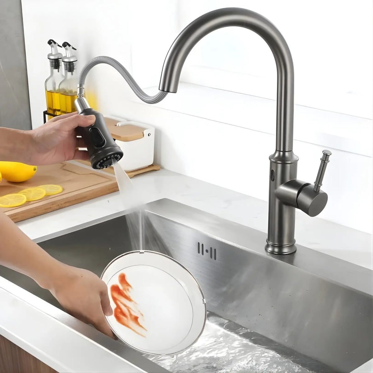 Manu Touchless Pull-Out Kitchen Faucet